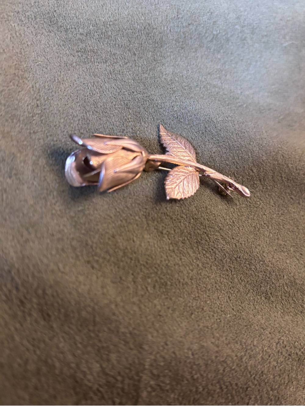 Rose-Shaped Pendant Necklace in Rose Gold Tone - Women Jewelry